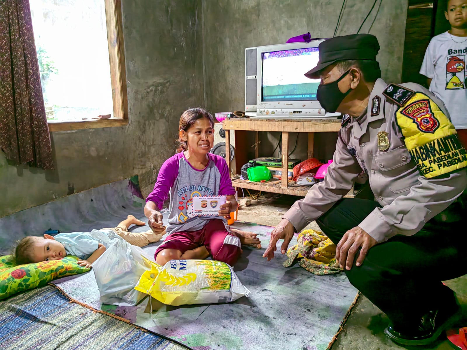 Inilah Wujud Kepedulian Bhabinkamtibmas Polsek Pabedilan Polresta Cirebon Terhadap Warganya 9 IMG 20230128 WA0019