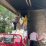 Ciptakan Lingkungan Bersih dan Bebas Dari Sampah, Polisi Bersama Warga Bakar Sampah.