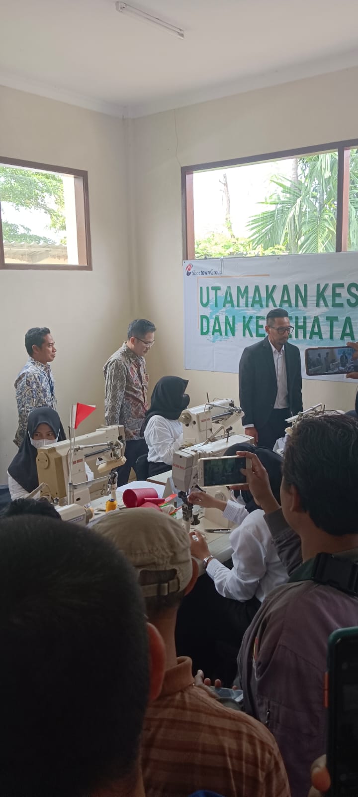 KERJASAMA PT SHOETOWN LIGUNG Diharapkan Sebagai Motivasi Karya Nyata Penjahit Handal Kuningan 8 IMG 20230309 WA0063