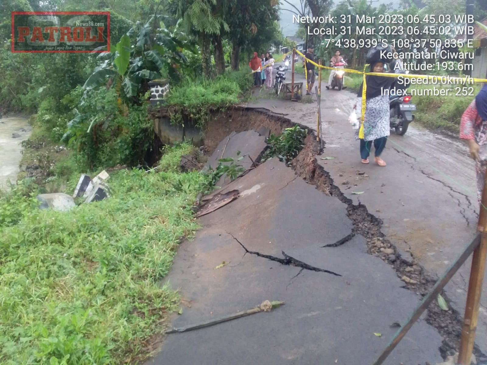 Akibat di guyur hujan deras jalan ciwaru rusak terbelah dan amblas 9 IMG 20230331 WA0023