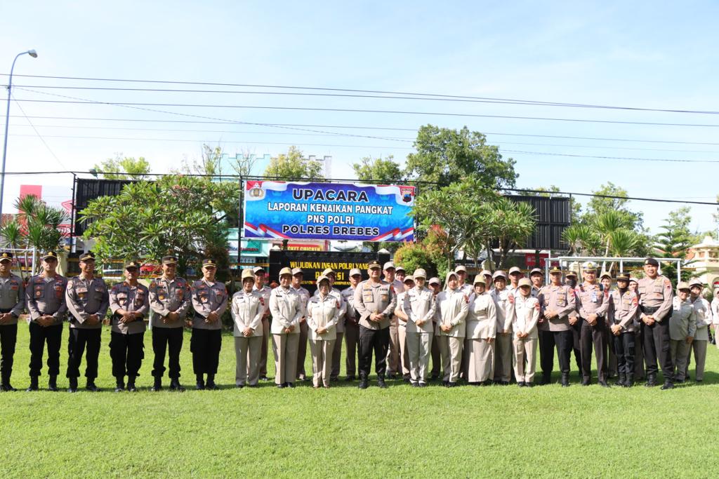 Kapolres Brebes Pimpin Upacara Kenaikan Pangkat PNS Polri 9 IMG 20230403 WA0057
