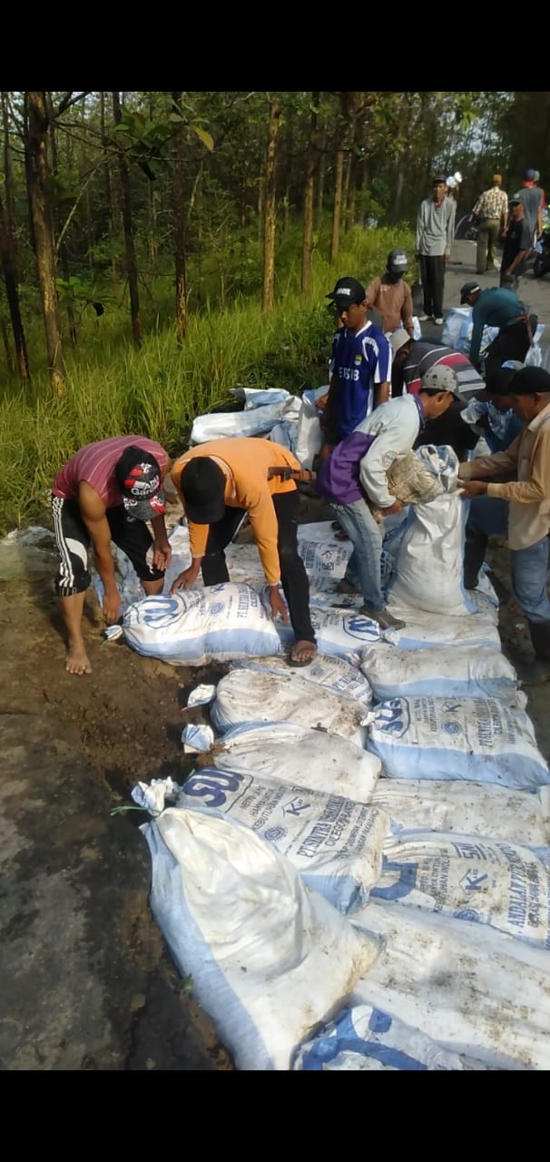 Belum ada Perbaikan dari Pemerintah, Jalan menuju SDN 3 Sukadana amblas 8 IMG 20230413 WA0067