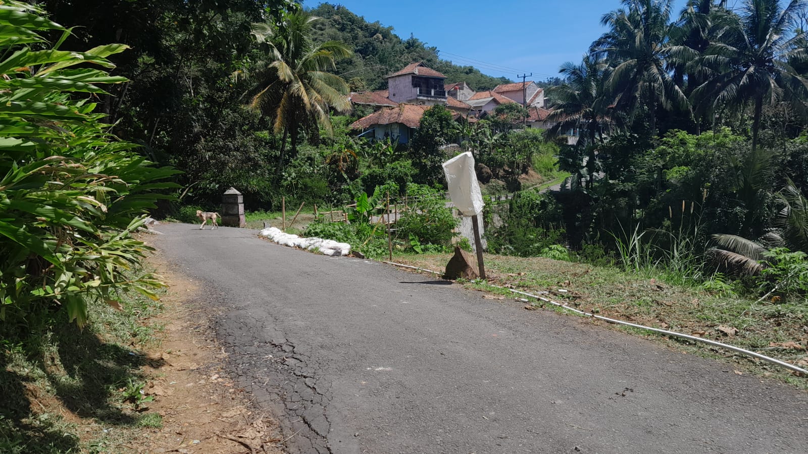 Warga Cilebak mengeluhkan Jalannya yang rusak tak kunjung diperbaiki 6 IMG 20230502 WA0005