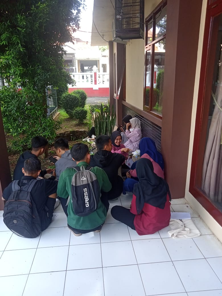 Para pemuda-pemudi yang lagi pada menunggu giliran di panggil panitia untuk memperoleh Kartu Kuning 14 IMG 20230516 WA0049