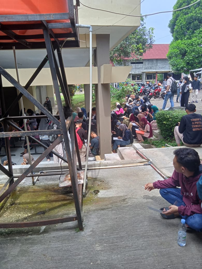 Para pemuda-pemudi yang lagi pada menunggu giliran di panggil panitia untuk memperoleh Kartu Kuning 13 IMG 20230516 WA0051