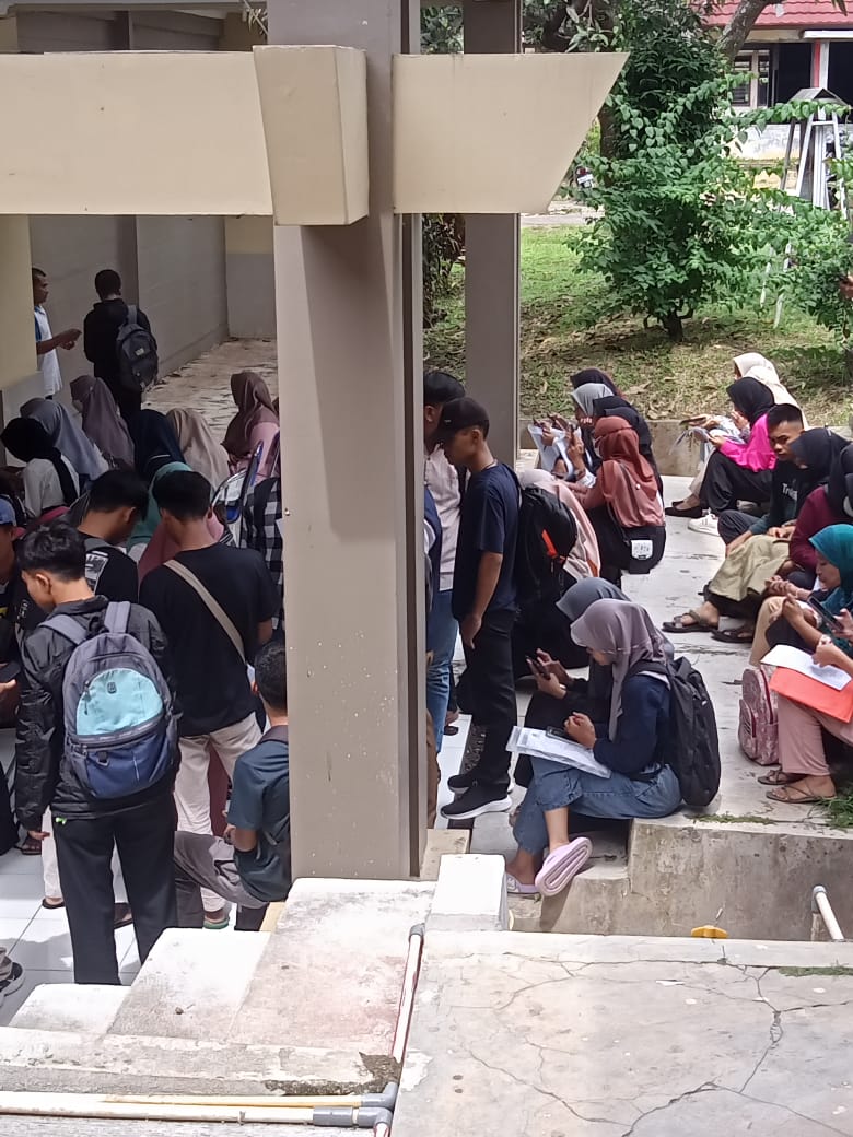 Para pemuda-pemudi yang lagi pada menunggu giliran di panggil panitia untuk memperoleh Kartu Kuning 12 IMG 20230516 WA0052