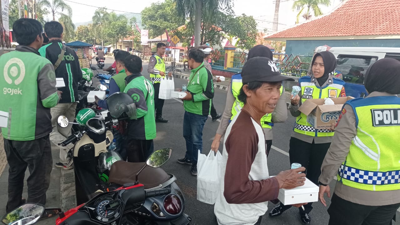 Jumat Berkah, Polisi di Majalengka Bagikan Nasi Kotak 9 IMG 20230602 WA0098