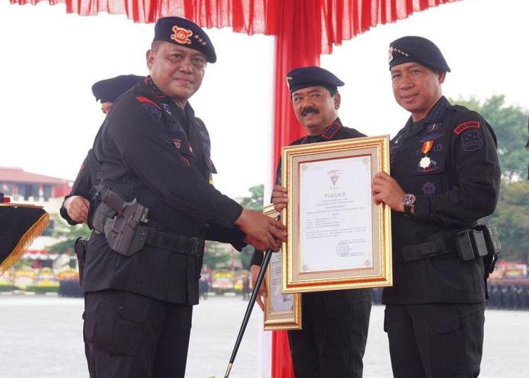 Penyematan Roda Kompas Tandai Pengangkatan Kasad Jadi Warga Kehormatan ...