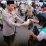 Wakapolda Jabar bagikan takjil di perempatan lampu merah Kiaracondong.