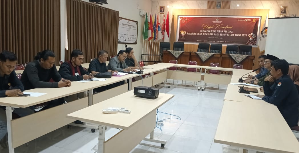 Pertanyakan Ijazah Para Paslon Bupati, Puluhan warga Geruduk KPU Batang - batang 5 IMG 20241022 WA0047
