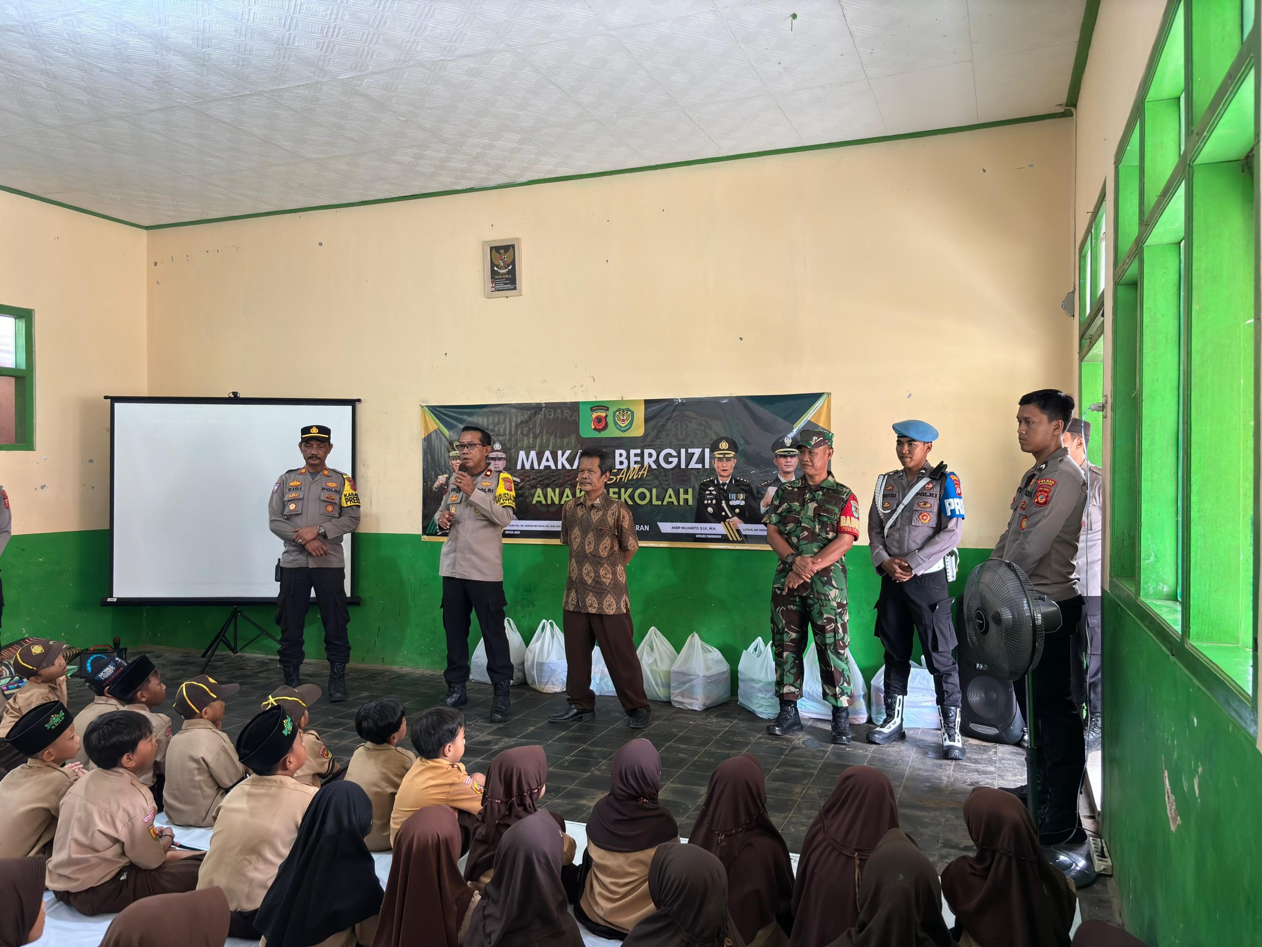 Program Makan Siang Bergizi TNI-Polri di Pangandaran, 60 Paket Makanan Dibagikan dan Rencana Kolaborasi Program Tafsir Al-Qur'an 9 IMG 20241027 WA0013 scaled