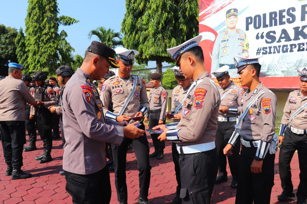 Polres Pekalongan Bagikan Buku Saku Pedoman Netralitas Anggota Polri dalam Pilkada 2024 8 IMG 20241031 WA0014