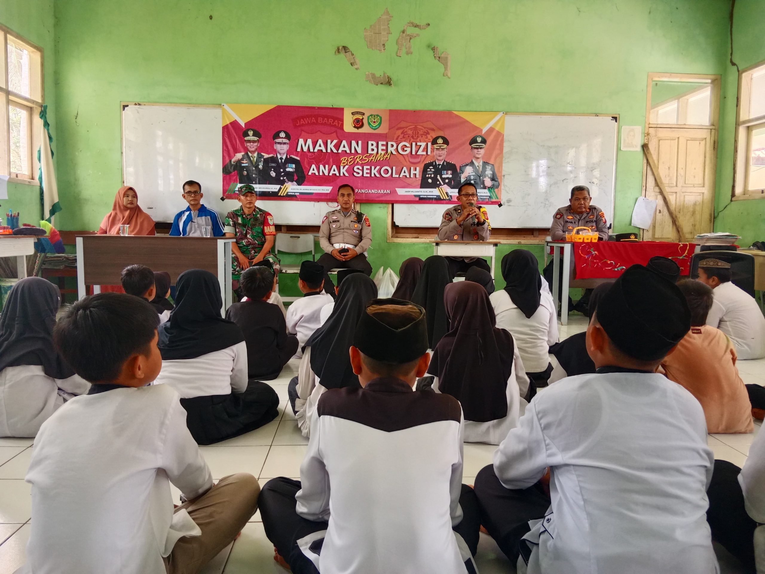 Sinergi Polres Pangandaran dan Kodim 0625 dalam Kegiatan Makan Bergizi Bersama Anak Sekolah 8 IMG 20241101 WA0106 scaled