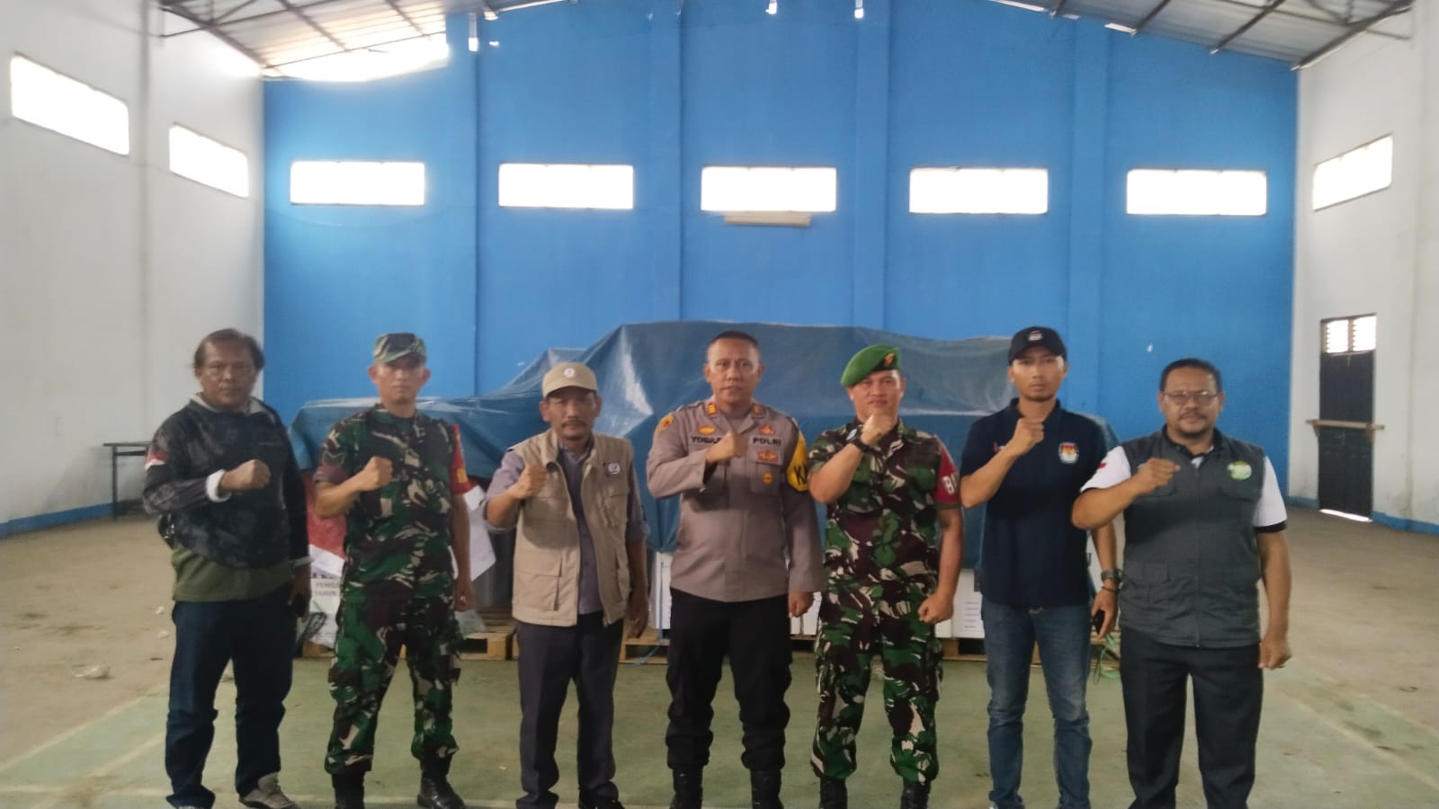 Kapolsek dan Danramil 1903 Darangdan Monitoring Kedatangan Logistik Pemilu dari Gudang KPU ke Gudang PPK Darangdan 9 IMG 20241122 WA0079