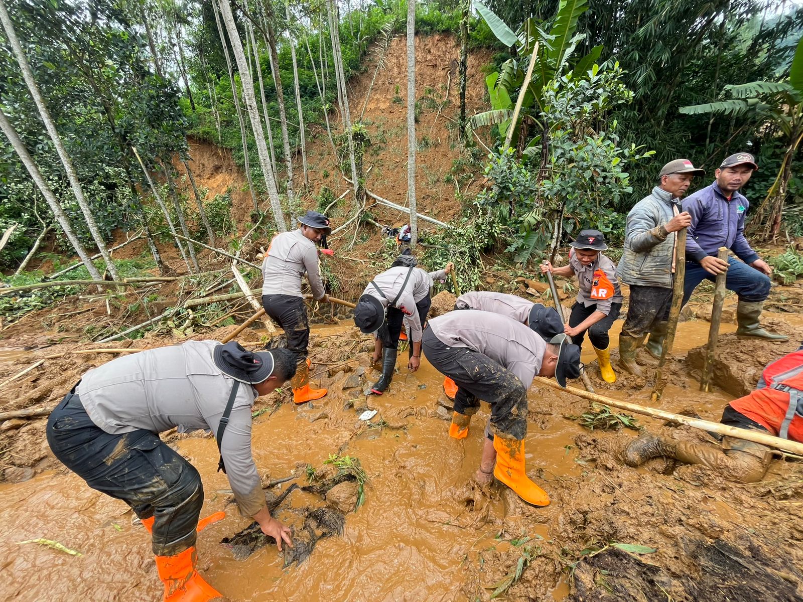 Respon Cepat Sat Brimob Polda Jateng Tangani Bencana, Terjunkan Ratusan Personil Bantu Warga Terdampak 9 IMG 20250122 WA0094