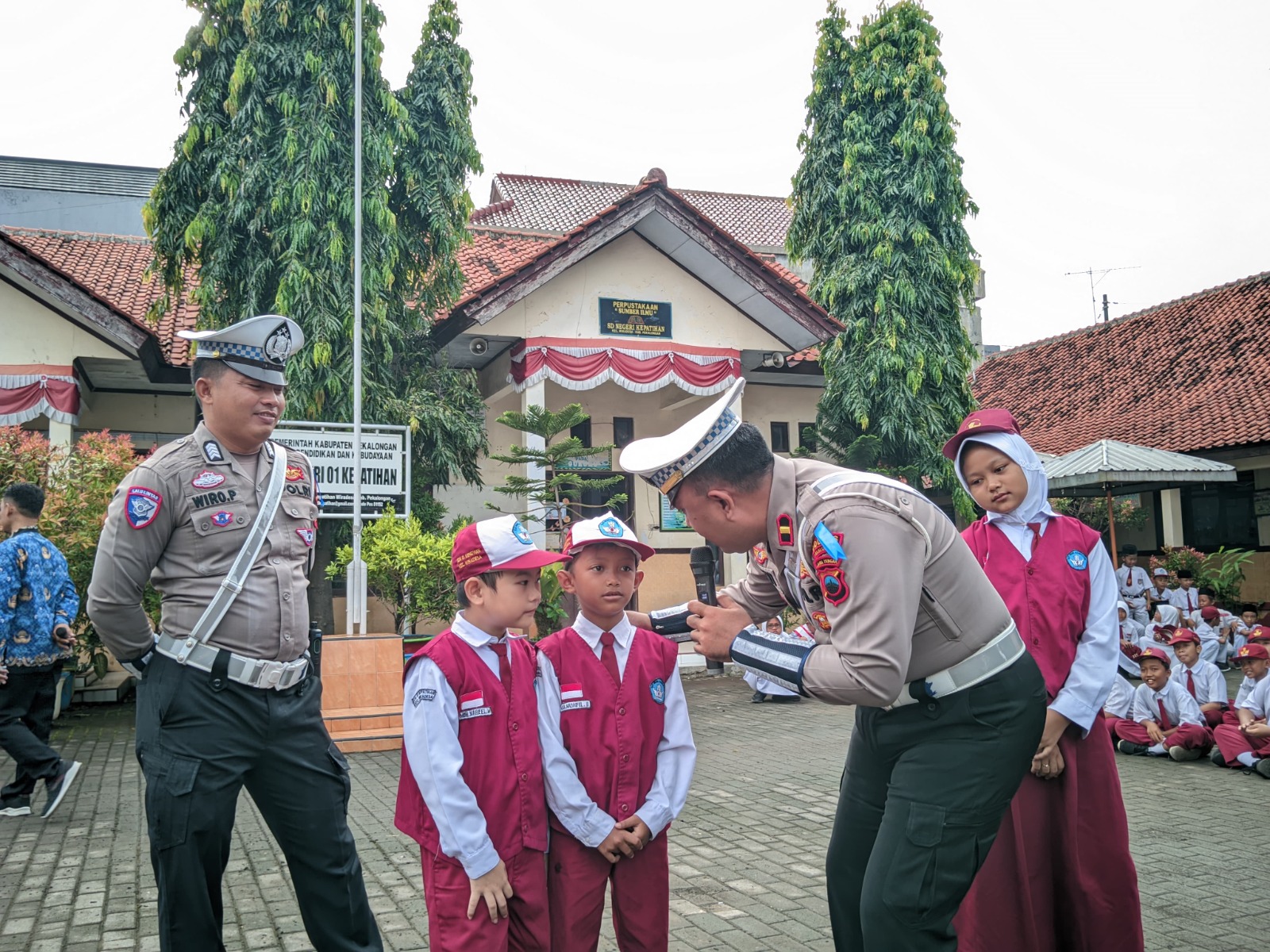 Jadi Pembina Upacara di SDN 01 Kepatihan Wiradesa, Kanit Kamsel Satlantas Tekankan Pentingnya Tertib berlalu Lintas 9 IMG 20250218 WA0022