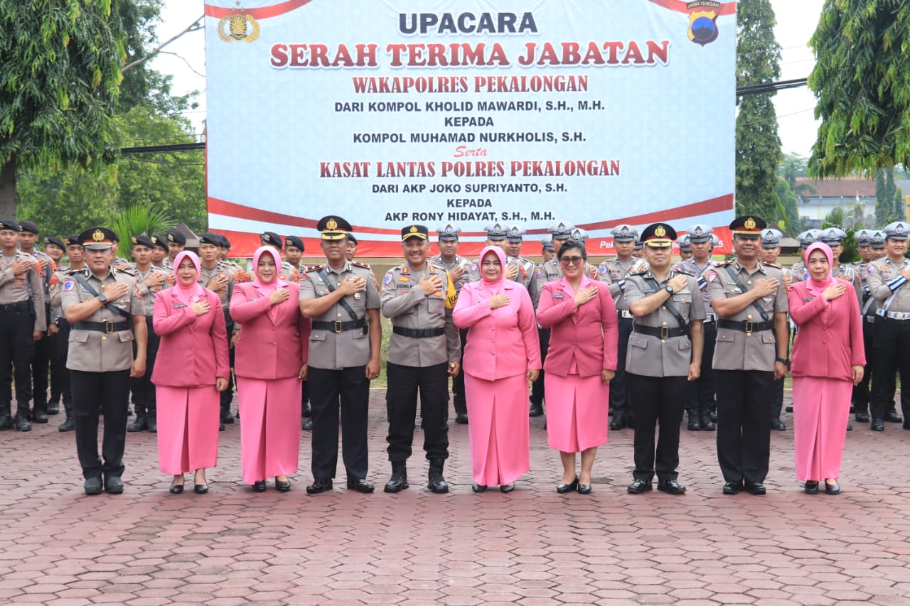 Wakapolres Pekalongan dan Kasat Lantas Terkena Mutasi, Kapolres Pimpin Langsung Upacara Sertijab 9 IMG 20250222 WA0030