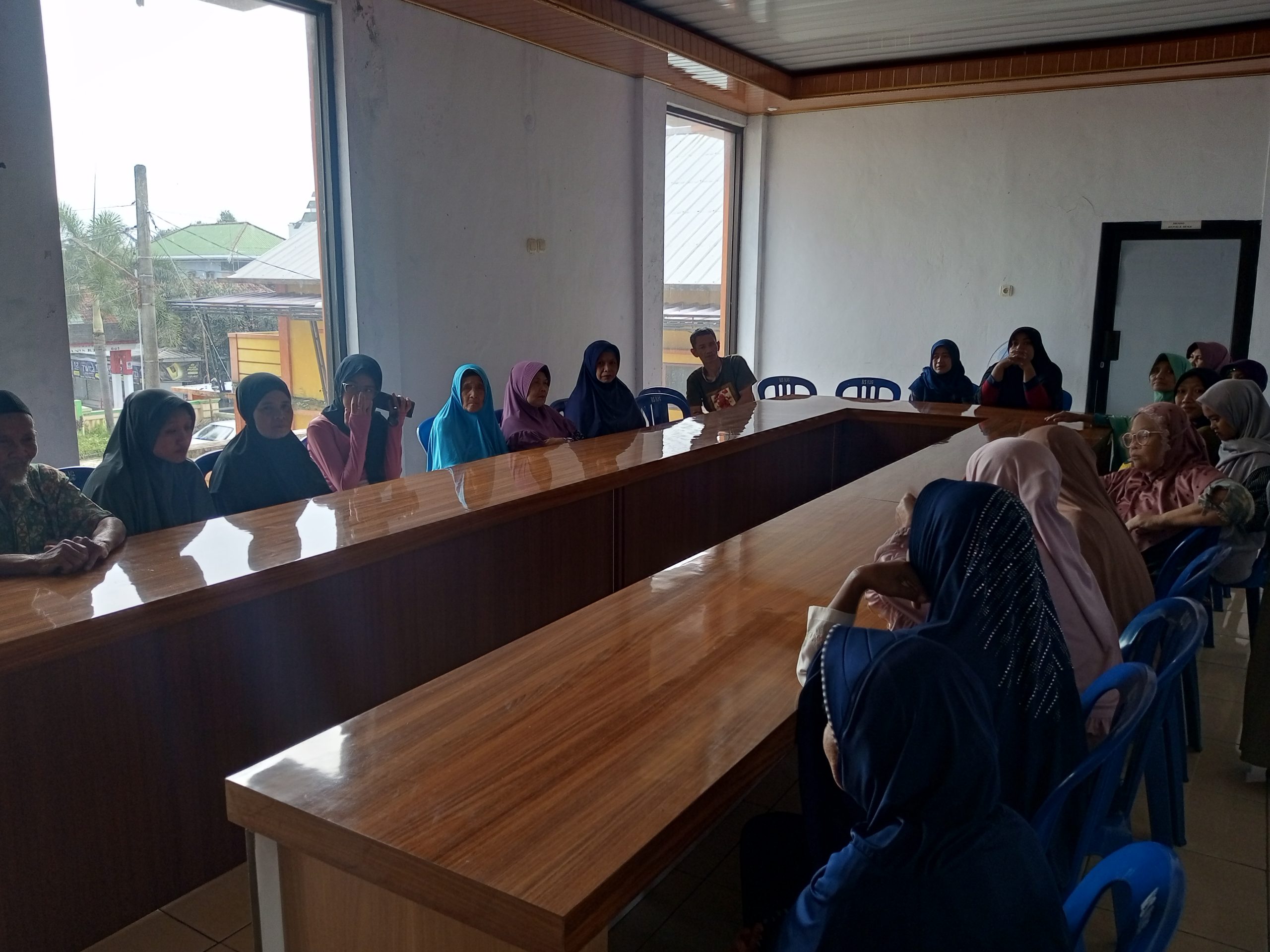 Penyaluran Bantuan Langsung Tunai di Desa Bojong Kuningan Berjalan lancar 1 IMG 20250228 092001 492 1 scaled