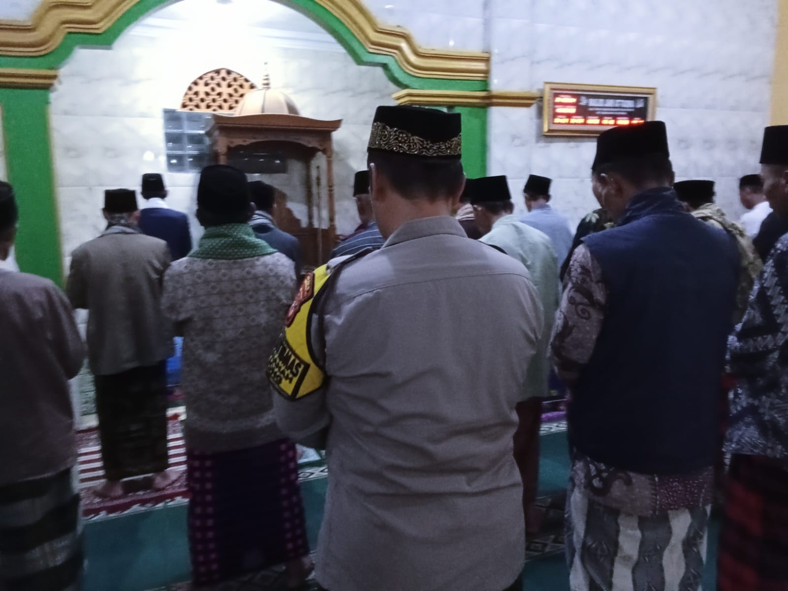 Personil Polsek Bojong Laksanakan Shalat Isya Dan Sholat Tarawih Berjamaah Bersama Warga Desa Cipeundeuy* 8 IMG 20250306 WA0077