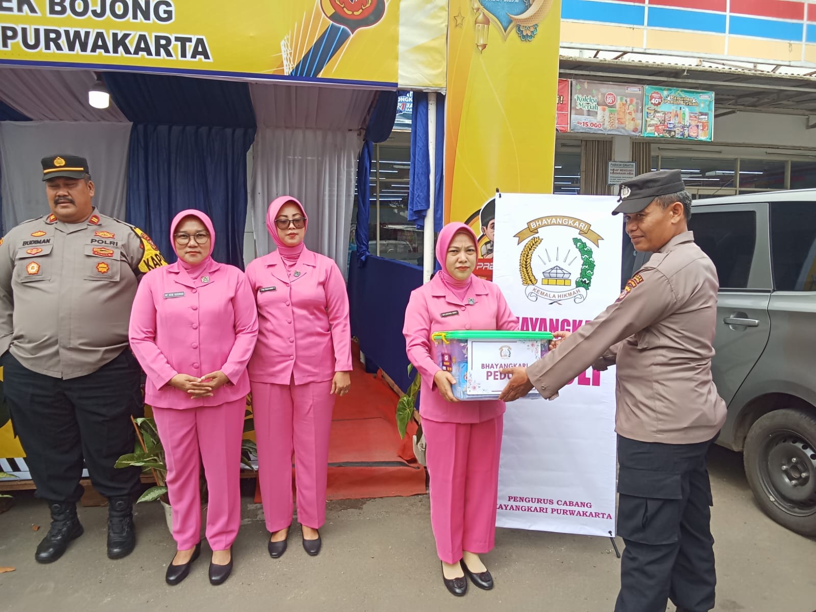 Ketua Ranting Bhayangkari Polsek Bojong Berikan Tali Asih Kepada Petugas Pos Pam Wisata Taman Batu Mudik Lebaran* 8 IMG 20250327 WA0023