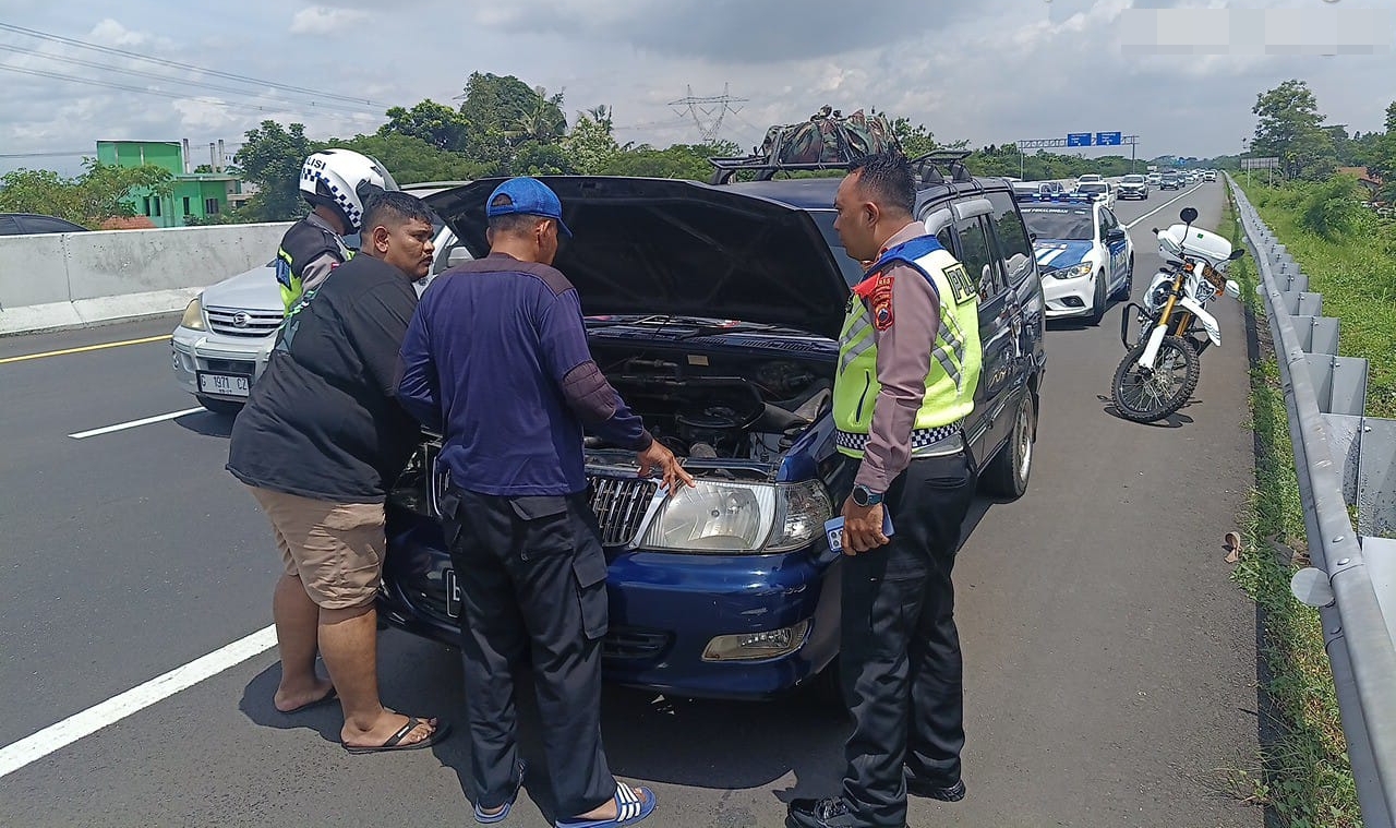 Polisi Pekalongan Bantu Mobil Pemudik yang Mogok 8 IMG 20250402 WA0005