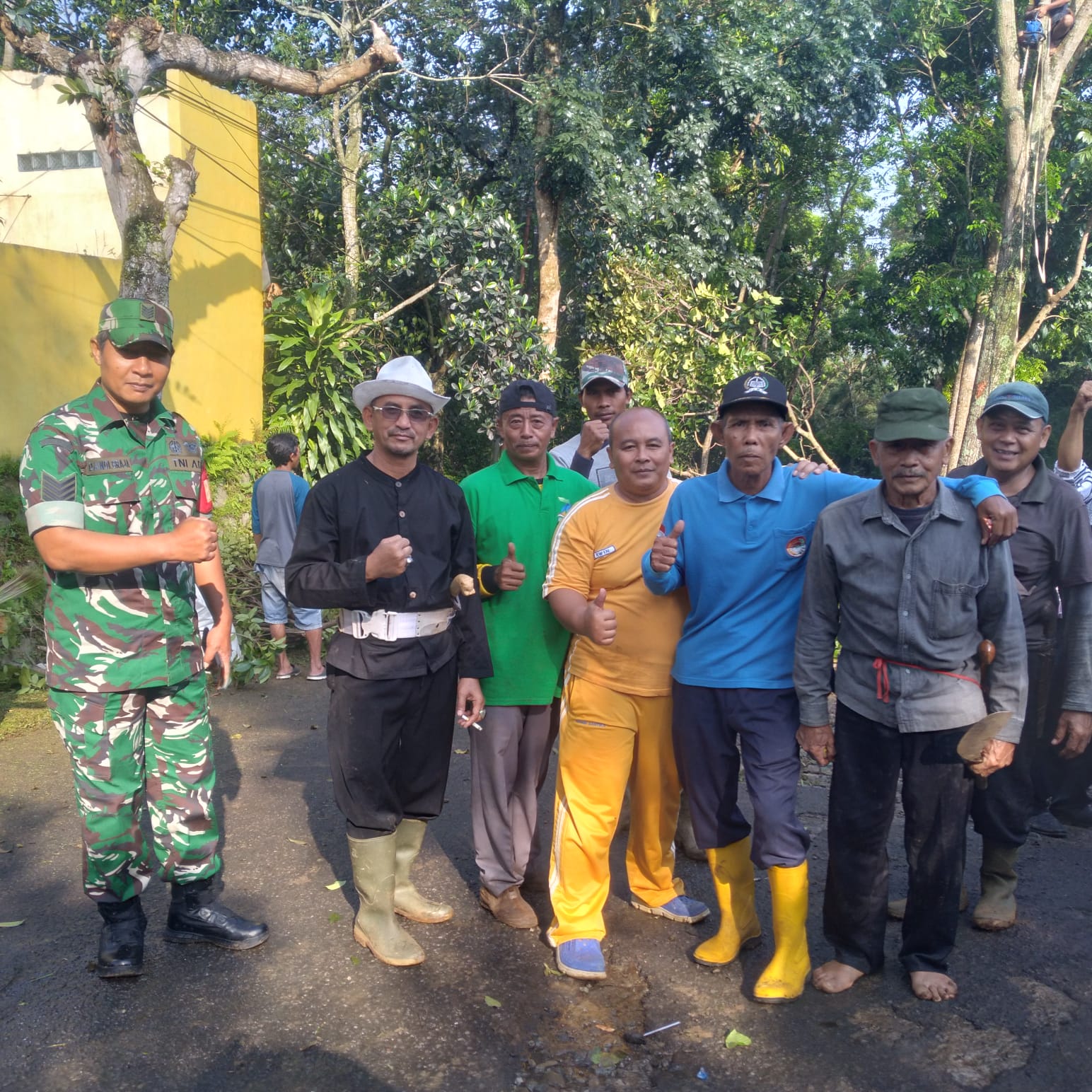 Pemdes Cilingga Gelar Gerakan Ngosrek Bareng* 8 IMG 20250411 WA0019