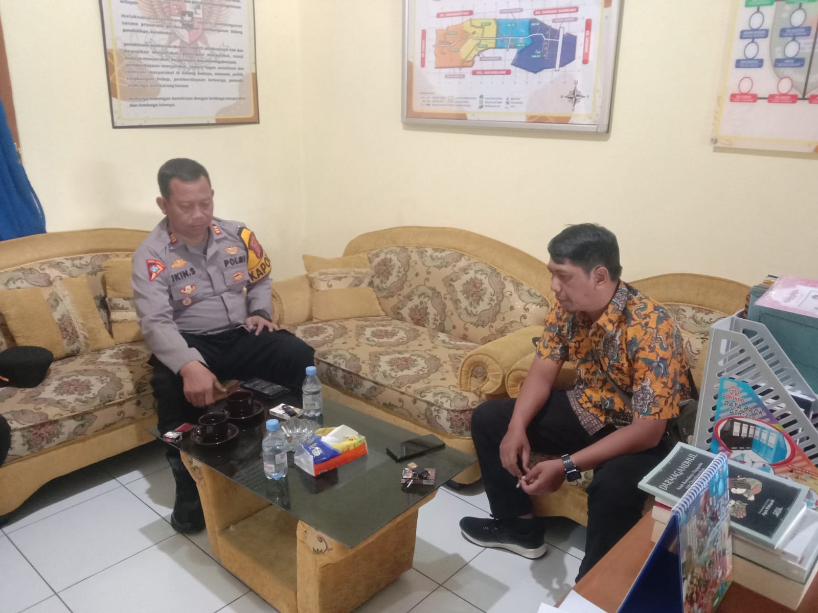 Jalin Silaturahmi, Kapolsek Pagaden Sambangi Kantor Desa Jabong 9 IMG 20250424 WA0041