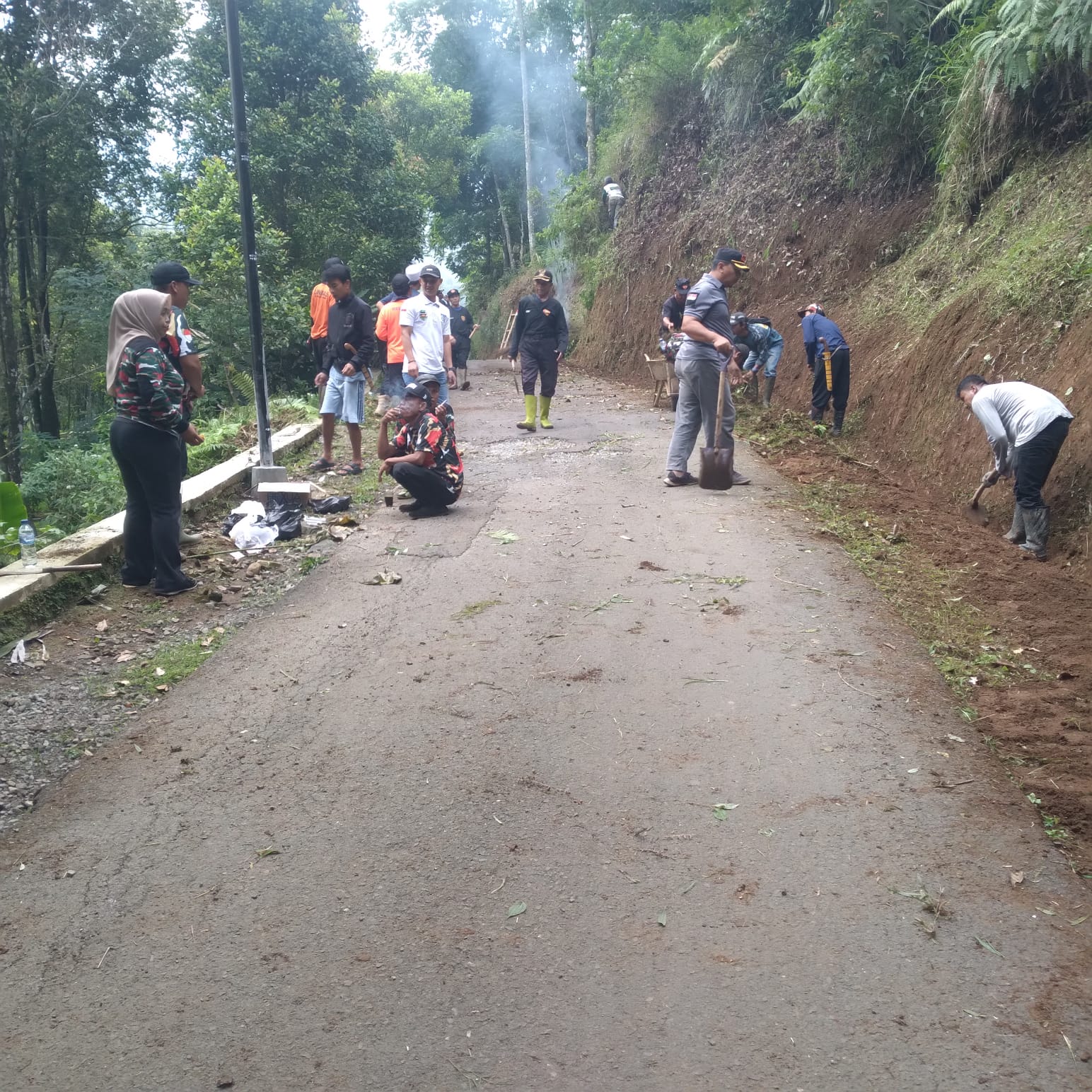 Bhabinkamtibmas Polsek Bojong Bersama Pemerjntah Kecsmatan Bojong dan Pemdes Cihanjawar Gelar Gerakan Ngosrek Bareng* 9 IMG 20250603 WA0106