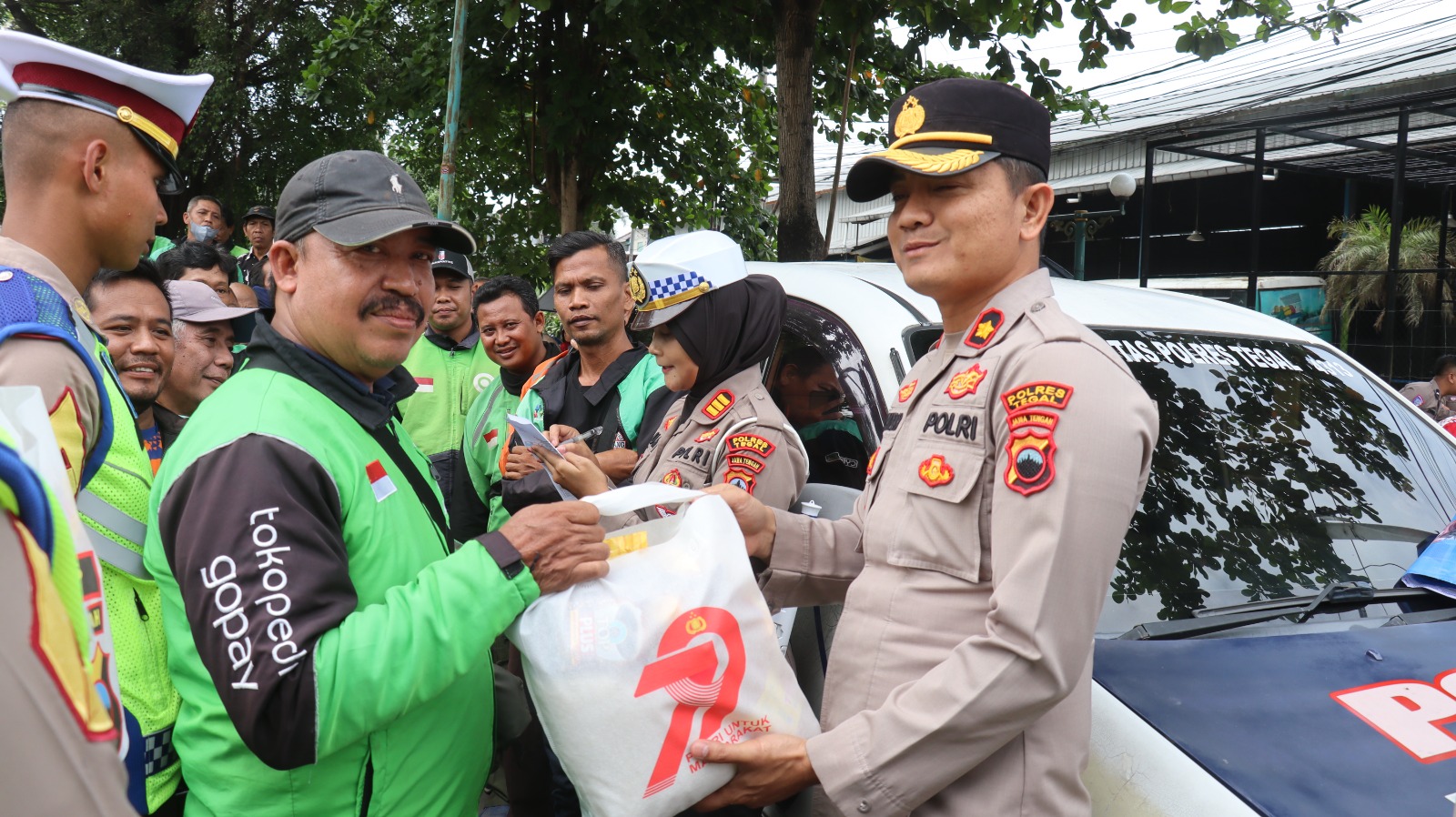Hari Bhayangkara ke-79, Polres Tegal Berbagi dengan Supir Angkutan dan Tukang Becak 9 IMG 20250624 WA0371
