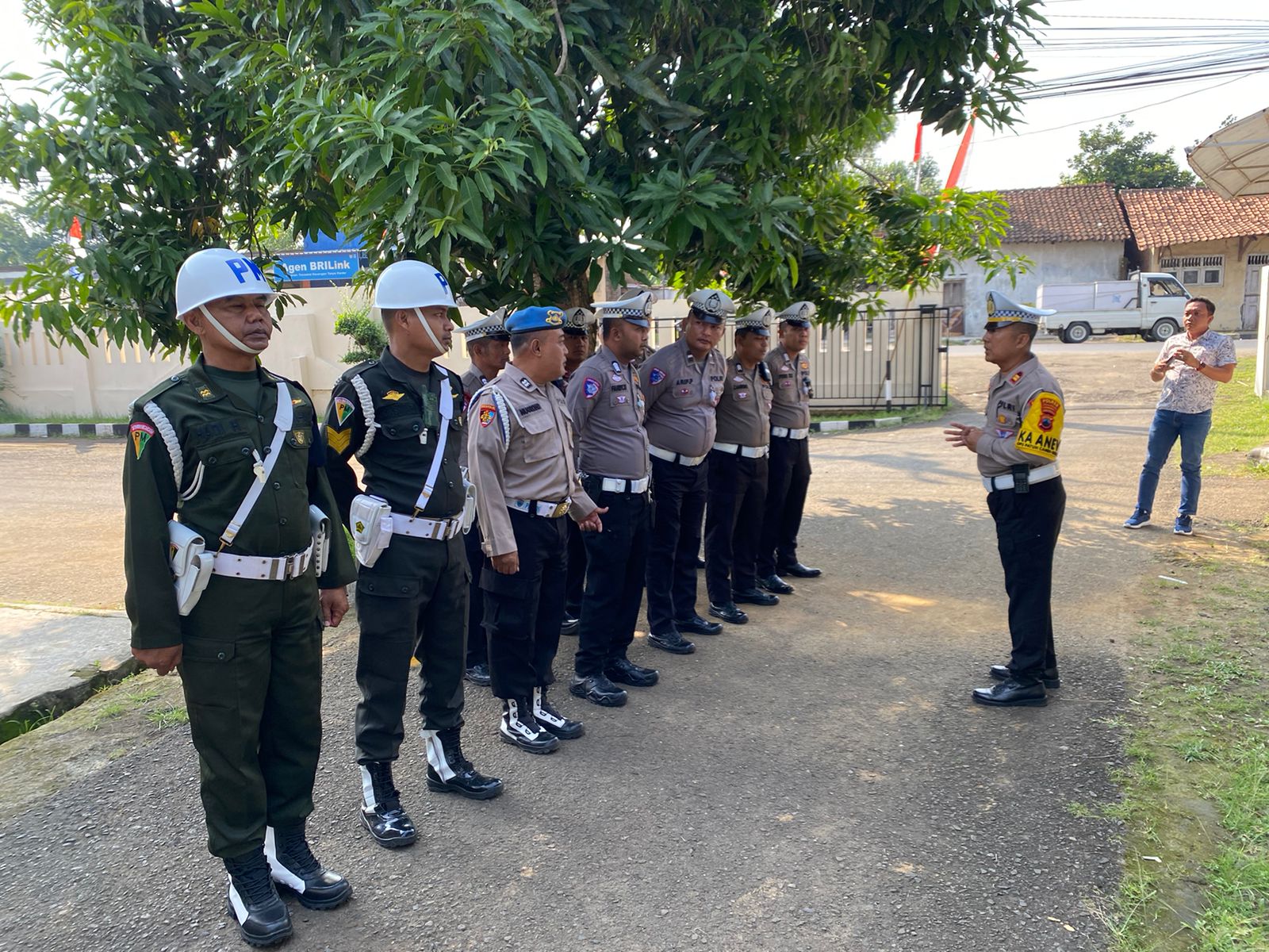 Propam Lakukan Pengecekan Personil Jelang Kegiatan Satgas Operasi Patuh Candi 2025 di Pekalongan 8 IMG 20250718 WA0229