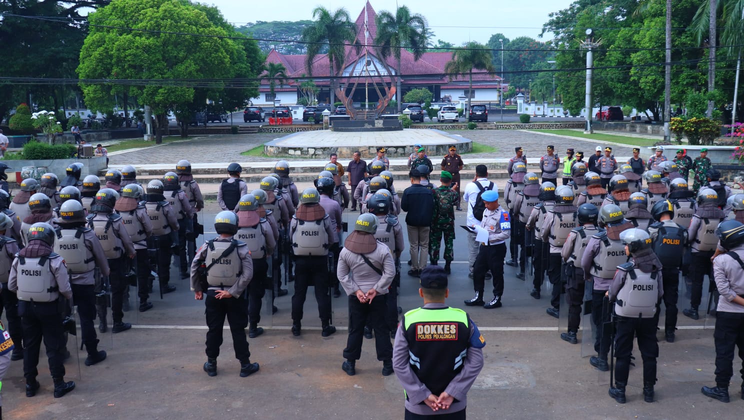 Kapolres Pekalongan Pimpin Apel Pengamanan Aksi Unjuk Rasa Mahasiswa Cipayung Raya 12 IMG 20250908 WA0143