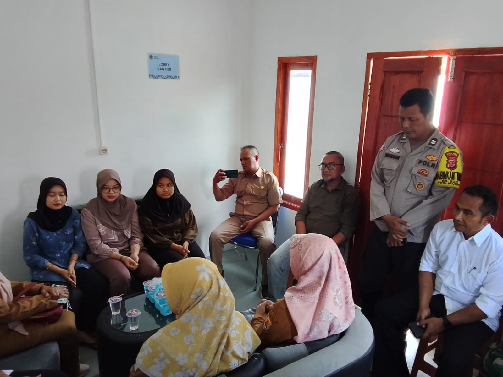 Camat Mundu Novi Komalasari Tinjau Program Dapur Sehat Di Desa Suci. 6 IMG 20250929 WA0211