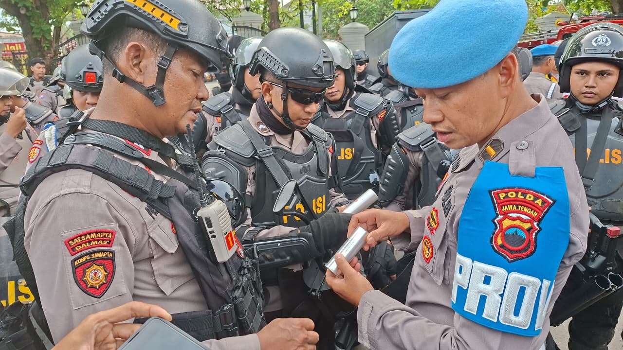 Bidpropam Polda Jateng Pastikan Personel Pengamanan Sidang Paripurna Hak Angket DPRD Pati Bebas Senpi dan Laksanakan Tugas Secara Humanis. 11 IMG 20251031 WA0100 1