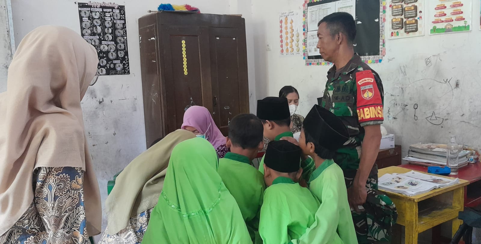 TNI Dukung Kesehatan Anak, Babinsa 14/Klego Dampingi Imunisasi di Sekolah Dasar. 8 IMG 20251107 WA0081