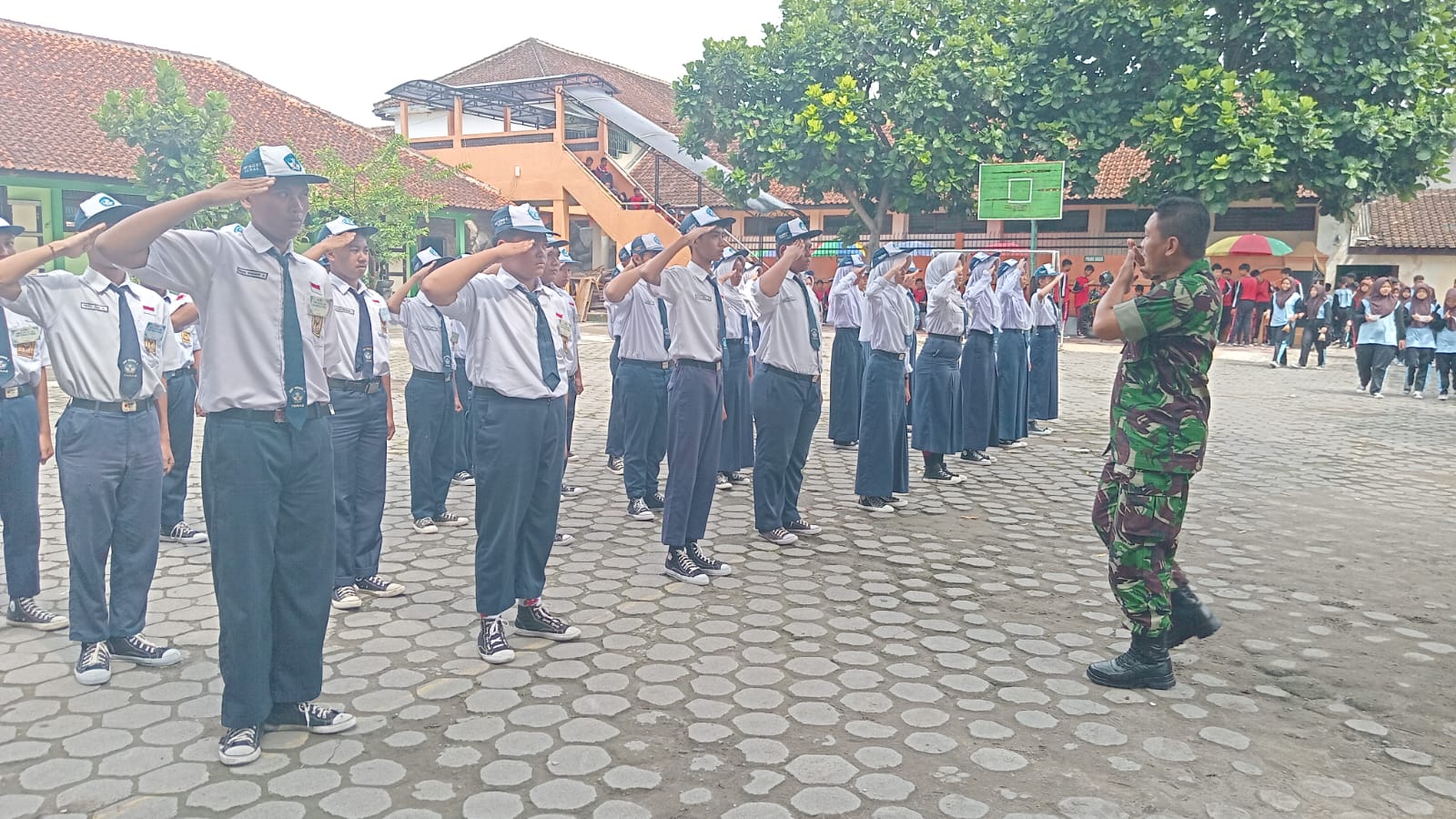 Babinsa Latih Kepemimpinan Siswa SMPN 2 Teras Boyolali, Cetak Calon Pemimpin Muda Berkarakter 9 IMG 20251112 WA0087