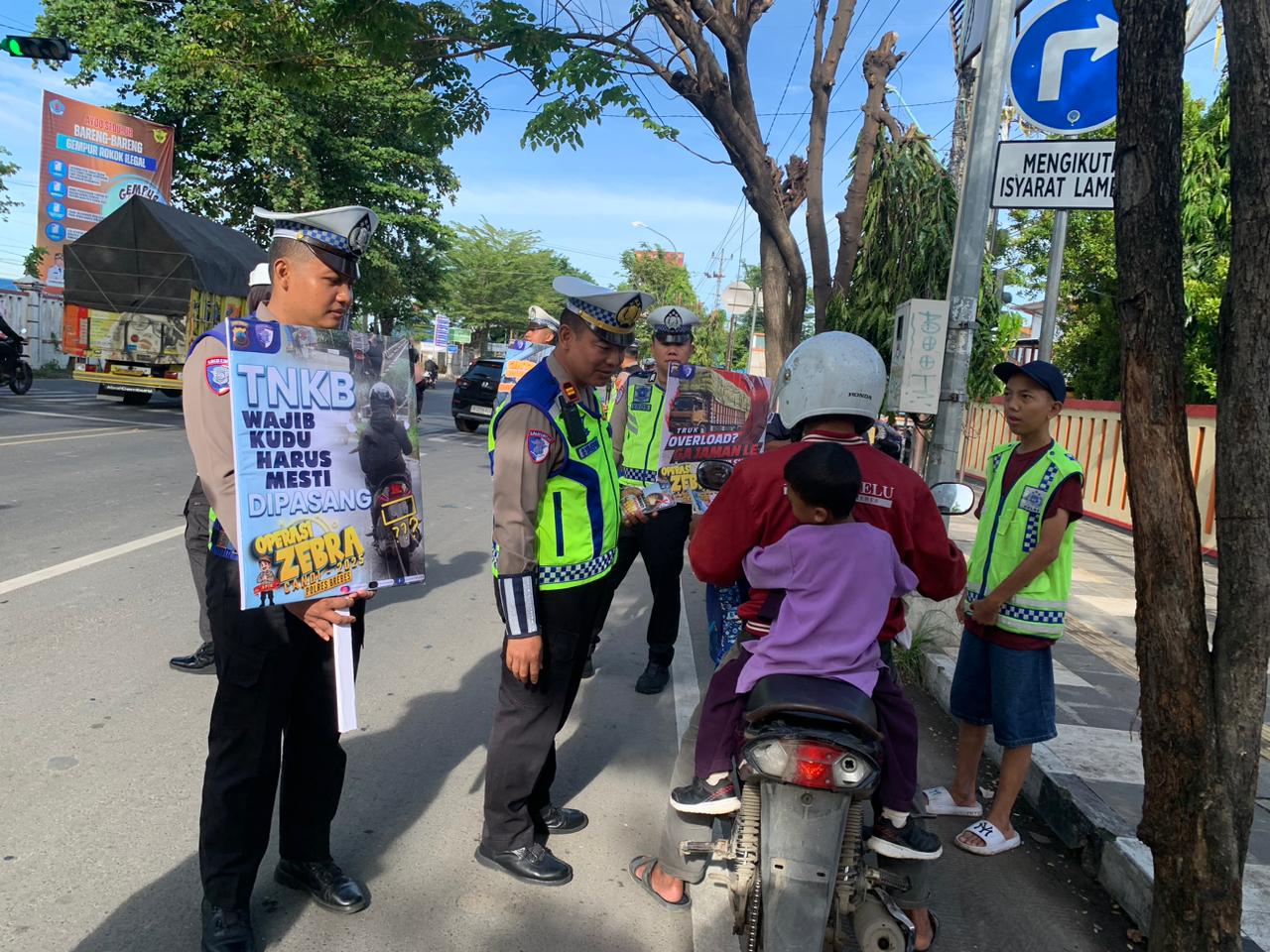 SATLANTAS POLRES BREBES GELAR SOSIALISASI OPS ZEBRA CANDI 2025, PERKUAT EDUKASI KESELAMATAN BERLALU LINTAS KEPADA MASYARAKAT 8 IMG 20251121 WA0110