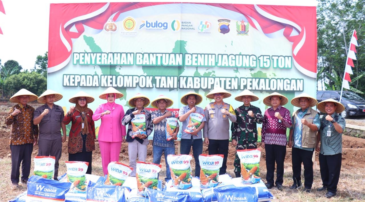 Dukung Ketahanan Pangan, Polres Pekalongan Serahkan 15 Ton Bibit Jagung ke Petani 9 IMG 20251127 WA0018