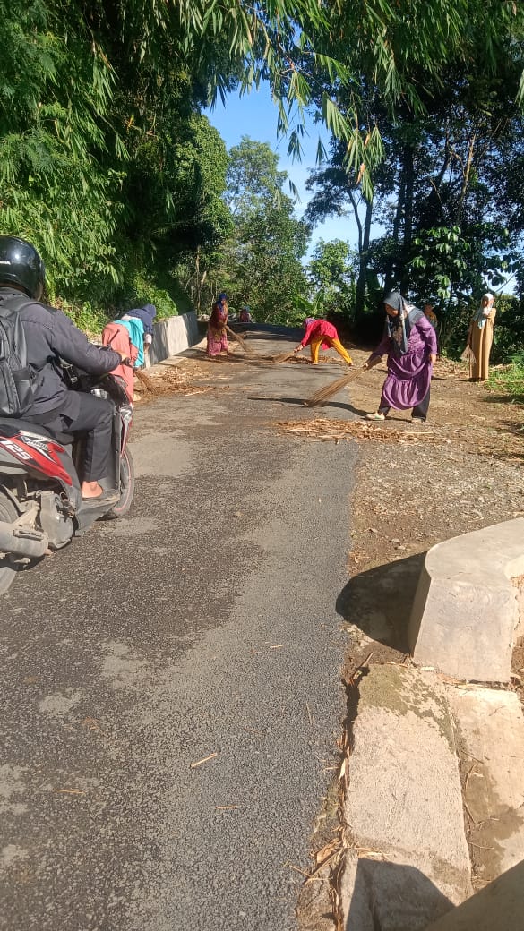 Kerja Bakti Jumsi di Lingkungan Rw.03 Desa Cibingbin 8 IMG 20251205 WA0142
