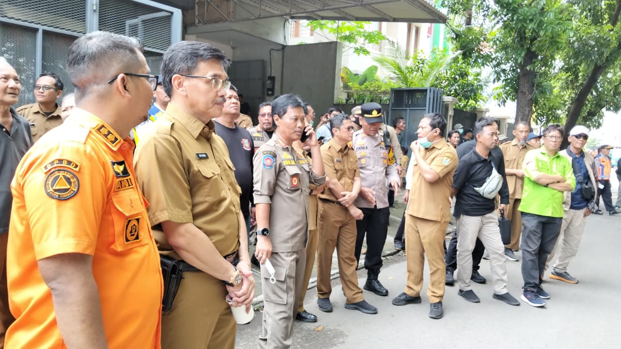Langkah Nyata Penataan Kota, Pemkot Cirebon Bongkar Bangunan PKL di Bantaran Sungai Sukalila Cirebon 11 IMG 20251216 WA0020