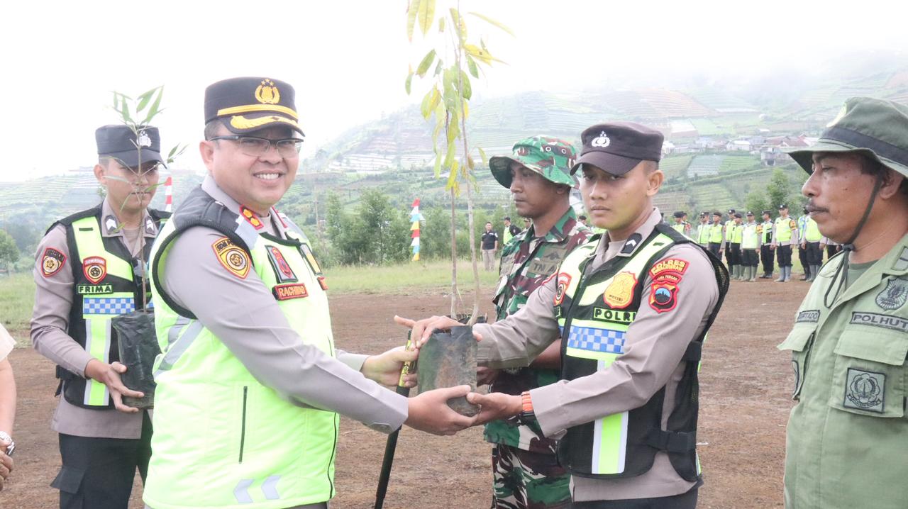 Lawan Deforestasi, Kapolres Pekalongan Pimpin Aksi Tanam 1.000 Pohon di Lahan Kritis Simego 9 IMG 20251218 WA0068