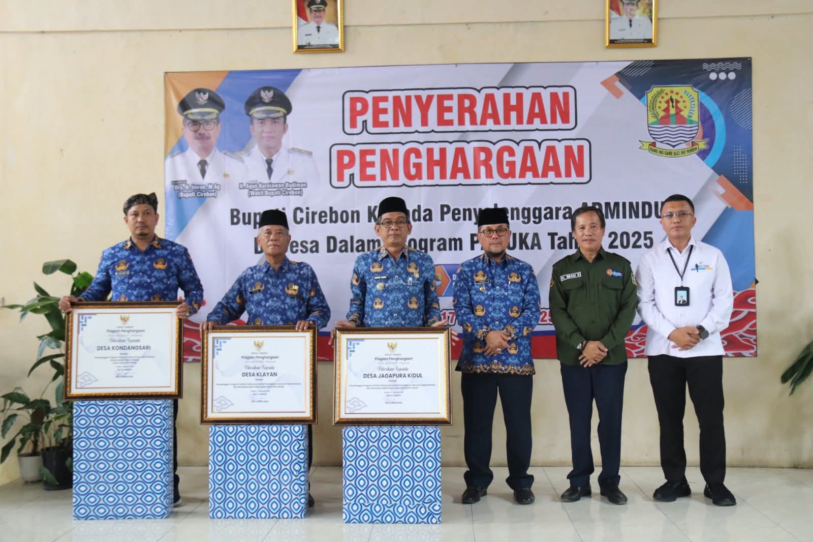 Bupati Cirebon Serahkan Hadiah dan Penghargaan Desa dengan Pelayanan Administrasi Kependudukan Terbaik 9 IMG 20251219 WA0017