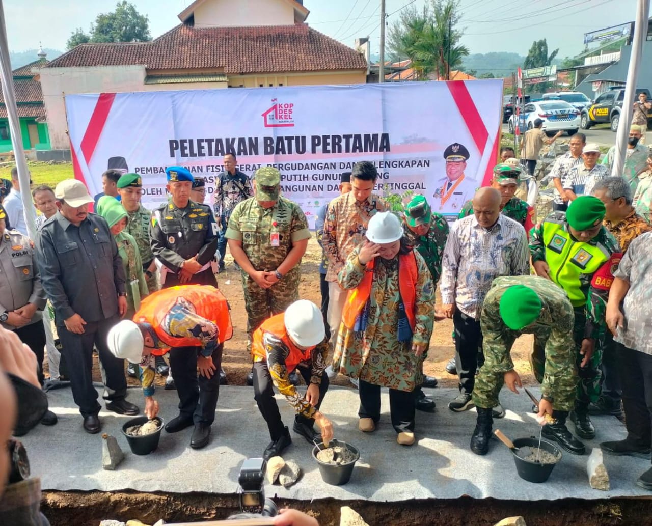 Menteri Desa dan PDT Letakkan Batu Pertama Pembangunan Gedung Koperasi Merah Putih di Desa Gunung Kuning. 9 IMG 20251219 WA0025