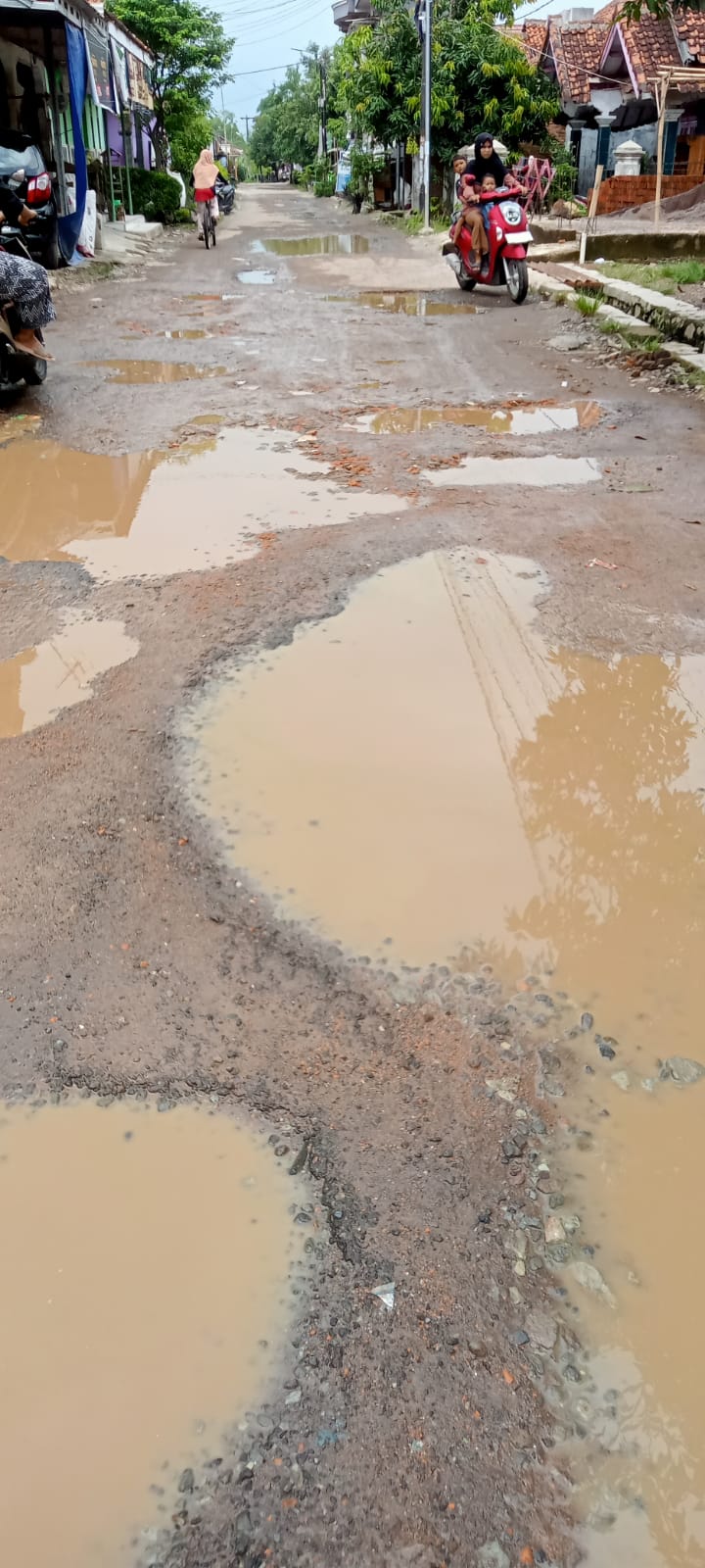 Warga Tegal Karang Desak Pemkab Cirebon Segera Perbaiki Jalan Rusak Parah 8 IMG 20251219 WA0027