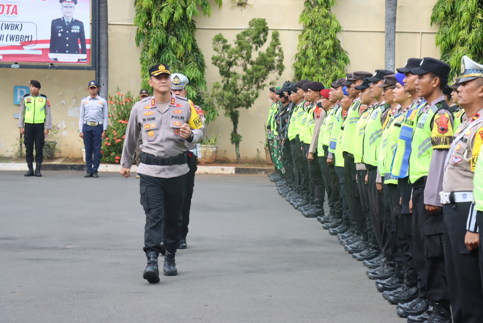 Kapolres Pekalongan Kota Pimpin Apel Gelar Pasukan Operasi Lilin Candi 2025 9 IMG 20251219 WA0081