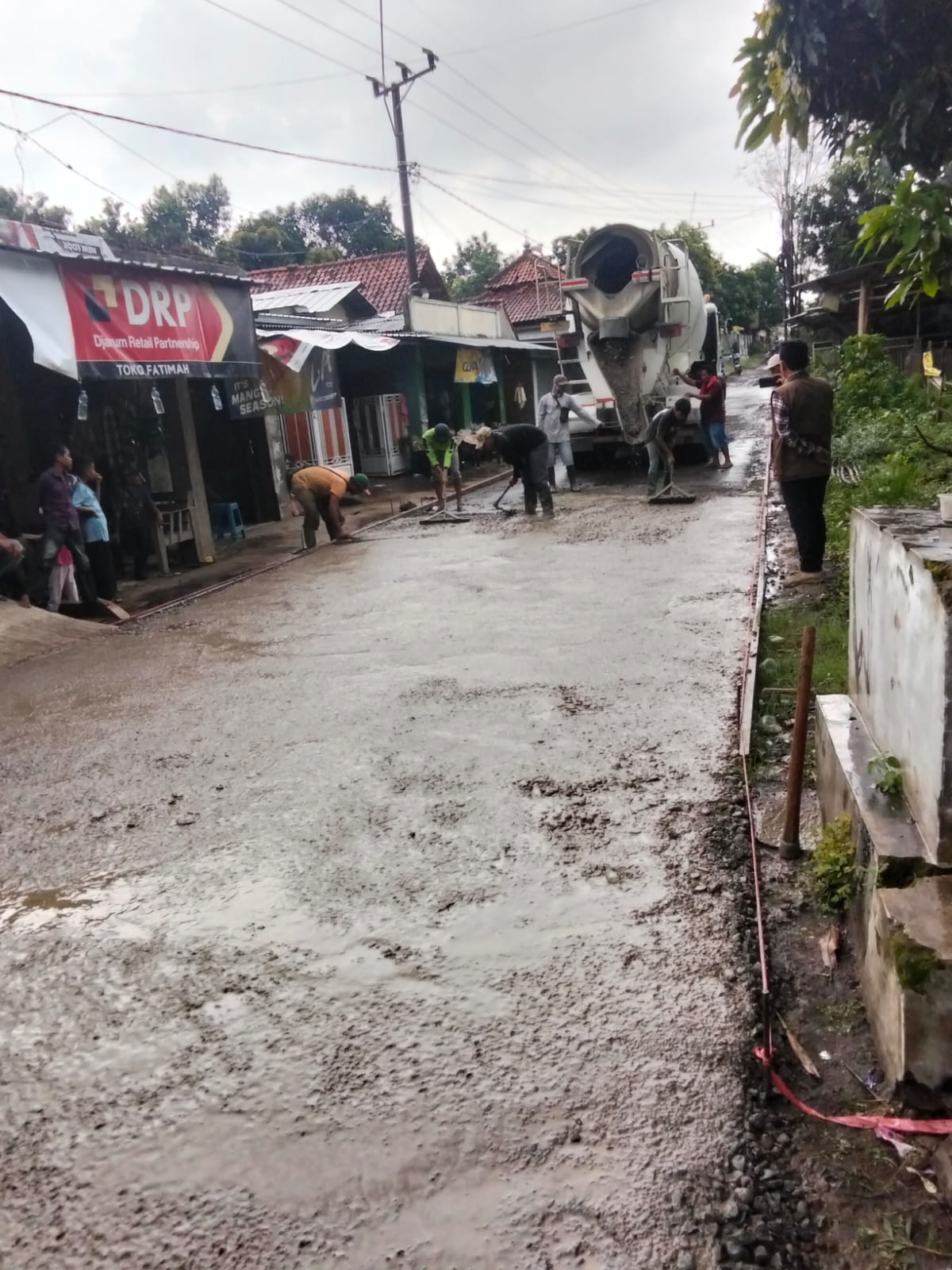 Proyek Betonisasi Jalan Mundu–Pamengkang Dikerjakan Saat Hujan, Warga Pertanyakan Kualitas 12 IMG 20251220 WA0013