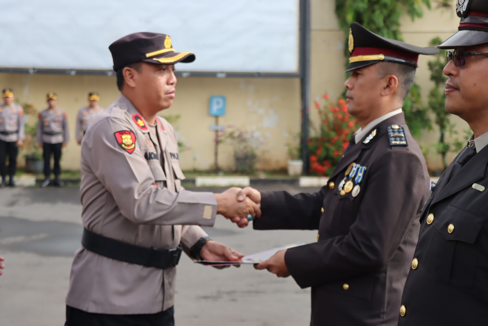 Wakapolres Pimpin Upacara Penganugerahan Tanda Kehormatan Bagi 21 Personel Polres Pekalongan 8 IMG 20260129 WA0009