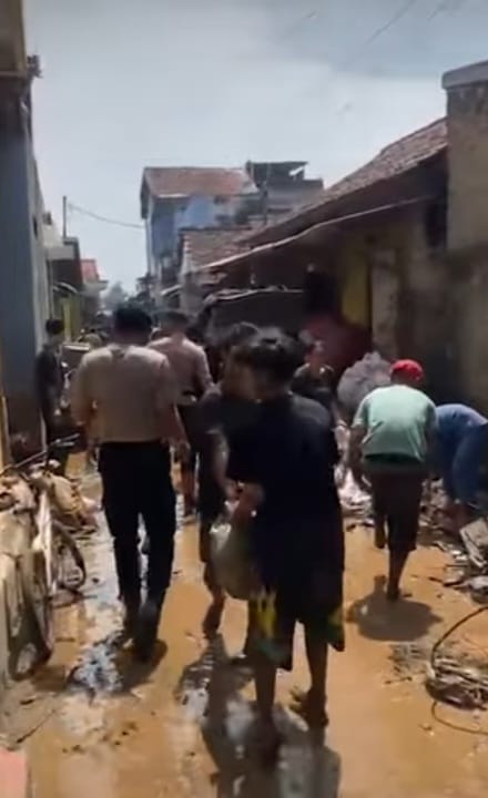Jajaran Polresta Bandung Bantu Masyarakat Terdampak Banjir Lumpur di Majalaya 6 IMG 20260214 WA0082