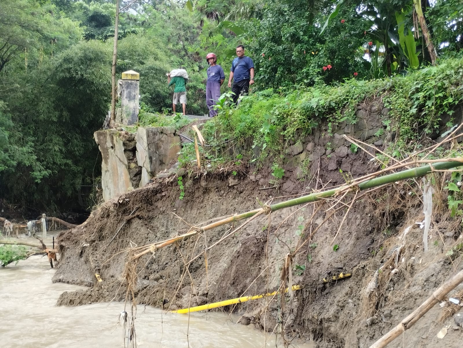 Babinsa Argasunya Sigap Tanggapi Pengaduan Warga Terkait Jembatan Lebak Ngok Terancam Putus 9 IMG 20260216 WA0020 1