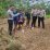 SAT LANTAS POLRES KUNINGAN MEMBERIKAN BANTUAN BERUPA CAIRAN PEMBASMI RUMPUT KEPADA KELOMPOK TANI DESA CIBULAN