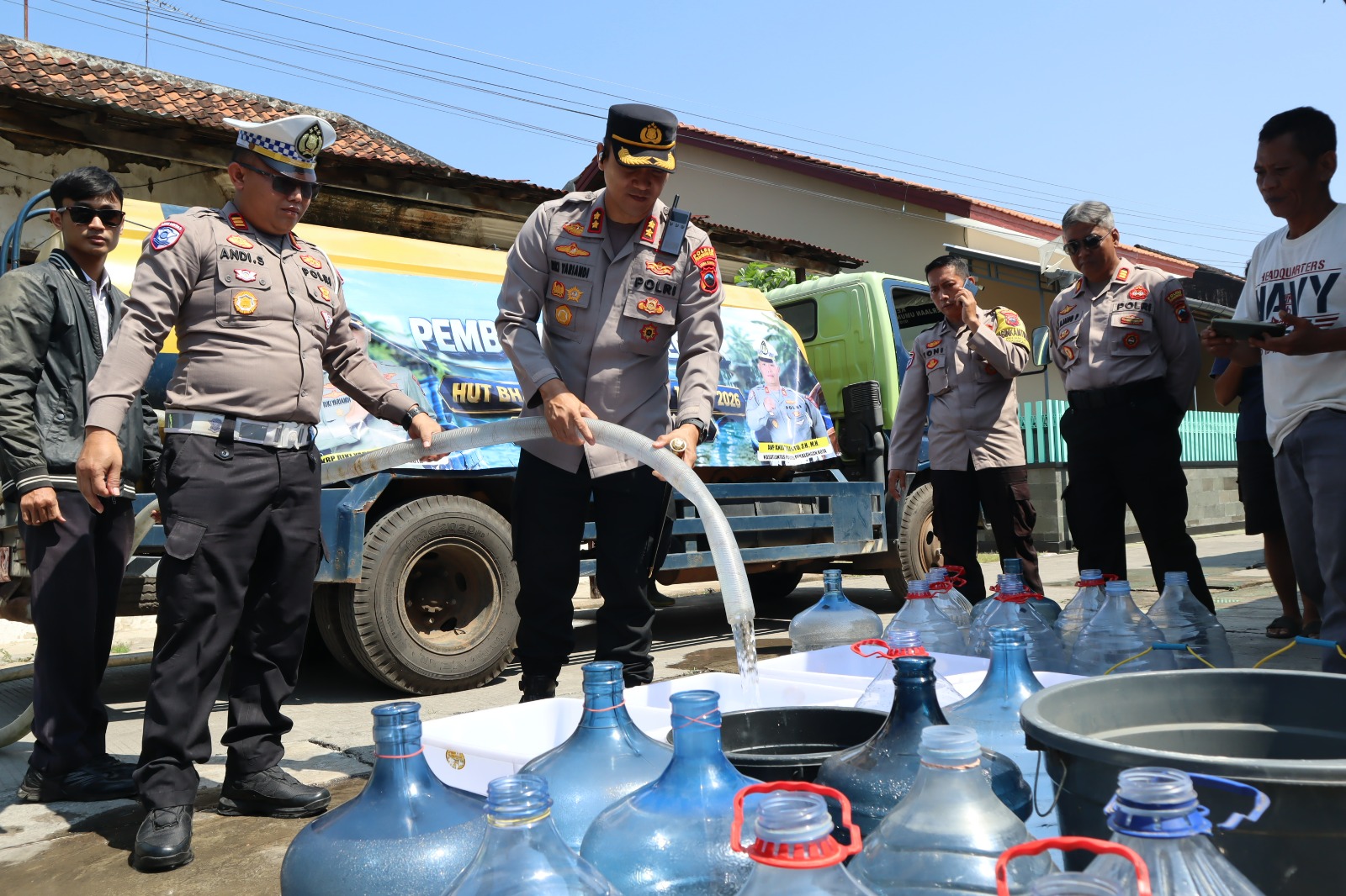 Kapolres Pekalongan Kota Salurkan Bantuan Air Bersih untuk Warga Panjang Wetan dalam Rangka HUT Bhayangkara ke-80. 9 IMG 20260618 WA0002